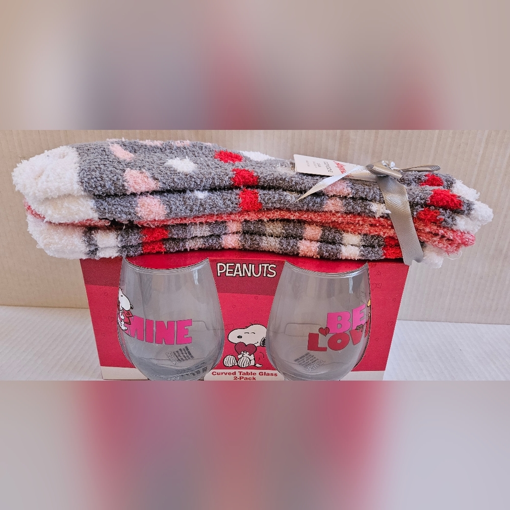 PEANUTS 2PK GLASS SET W/ 3PK SOCKS